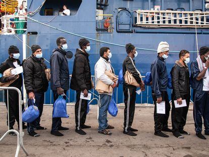 Desembarco de migrantes en Salerno, Italia, el 11 de diciembre, y que fueron rescatados por el buque Geo Barents.