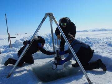 Equipo de investigadores utilizando el dron Argo para recopilar información del impacto del Cambio Climático en el océano Ártico.