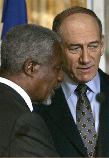 Annan, junto a Olmert, durante la rueda de prensa.
