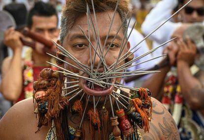 En Punket (Tailandia) hay un festival anual para vegetarianos, en el que muchos devotos religiosos se cortan con espadas, perforan sus mejillas con objetos afilados y cometen otros actos dolorosos para purificarse, asumiendo los pecados de la comunidad.