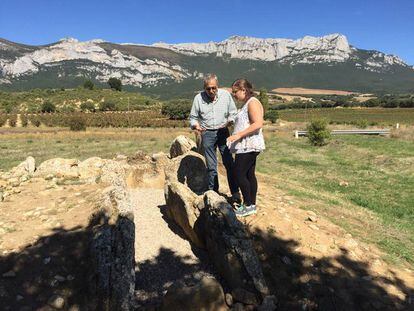 La genetista Aida Andrades y el arqueólogo Javier Fernández Eraso en el dolmen de El Sotillo (Álava).