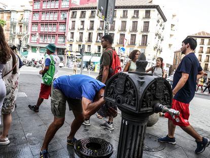 Un hombre se refresca en Madrid el 9 de agosto.