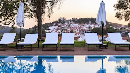 Vista de Santiago do Cacém, en lo alto de una colina, desde la piscina del hotel de DHM.