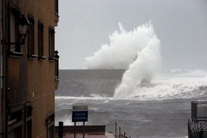 Se mantiene la alerta en el mar por olas que pueden superar los 7m. en A Guarda Pontevedra. El temporal de las últimas horas en Galicia ha dejado fuertes rachas de viento, que han llegado a los 185 kilómetros por hora o lluvias de hasta 139 litros por metro cuadrado.
