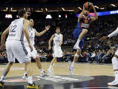 Navarro entra a canasta durante el partido ante el Madrid