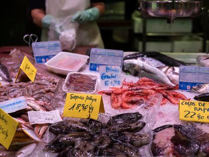 Precios de pescado en una parada del mercado de Sants el pasado 11 de agosto