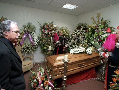 Camilo Jos&eacute; Cela Conde, ante el ata&uacute;d de su padre en Madrid, antes del traslado a Padr&oacute;n, el 17 de enero de 2002.