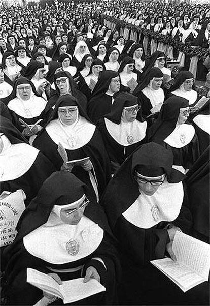 Monjas escuchan a Juan Pablo II en Ávila en 1982, año en el que ya se observa un descenso de vocaciones.