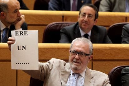 El senador del PP Pedro Agramunt exhibe un cartel durante la sesión de control en la Cámara alta.