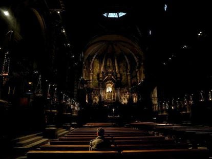 Una víctima de abusos sexuales, en el interior de la iglesia de la abadía de Montserrat, en la provincia de Barcelona, en febrero de 2019.
