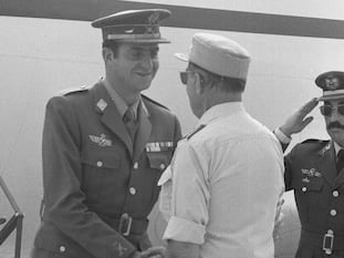 El Aaiún, 2-11-1975.- El Príncipe de España, Juan Carlos de Borbón, en calidad de Jefe de Estado, llegó en un mystère al aeropuerto militar del Aaiun, donde le recibió el gobernador general del Sahara, Gómez de Salazar. La tensión aumenta en la zona tras la convocatoria, del Rey Hassan II, de una marcha verde. EFE/aa