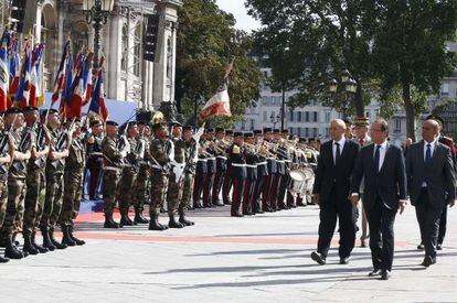 François Hollande pasa revista a las tropas en París.