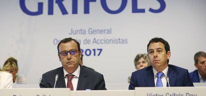Los consejeros delegados con carácter solidario de Grífols, Raimon Grífols (i), y Víctor Grífols Deu, durante la última junta general ordinaria de accionistas.