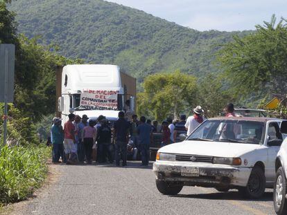 Pobladores de la comunidad nahua de Ostula bloquean la carretera Lázaro Cárdenas Manzanillo en demanda de la liberación de Cemei Verdia, comandante de la Policía comunitaria, detenido por autoridades federales.