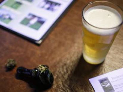 Marihuana y cerveza en un bar de Olympia (Washington, EE UU).