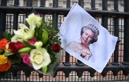 La reina Isabel de Inglaterra celebró este miércoles su 95º aniversario, menos de dos semanas después de la muerte de su esposo, el duque de Edimburgo. La monarca agradeció a través de Twitter las felicitaciones y mensajes de apoyo.