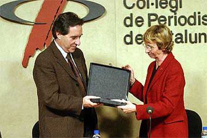 La decana del Colegio de Periodistas de Cataluña, Montserrat Minobis, entrega su galardón a Iñaki Gabilondo, director del programa <i>Hoy por Hoy,</i> de la Cadena Ser.
