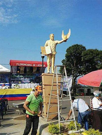 Estatua de Juan Manuel Santos levantada en Belén de Andaquíes, un pequeño municipio del sur de Colombia.