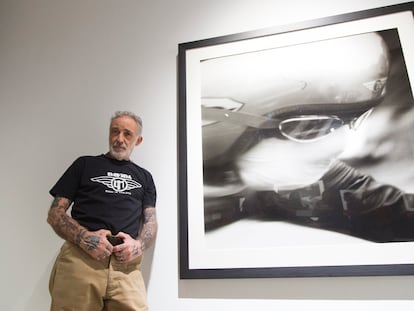 Alberto García-Alix delante de una fotografía suya expuesta en La Térmica de Málaga.