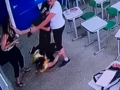 Fotograma de la cámara de seguridad que filmó el ataque en la escuela Thomazia Montoro (São Paulo).