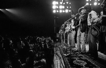 Bob Dylan junto a otros componentes de la gran banda , entre ellos Joan Baez, en un momento de la gira Rolling Thunder Revue.