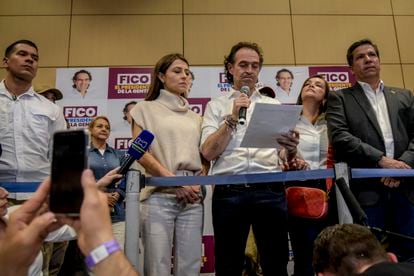 El candidato Federico "Fico" Gutiérrez habla, acompañado por su esposa Margarita Gómez, y su candidato a la vicepresidencia Rodrigo Lara hoy, al final de la jornada de elecciones para elegir presidente de Colombia para el periodo 2022-2026 en Bogotá. 