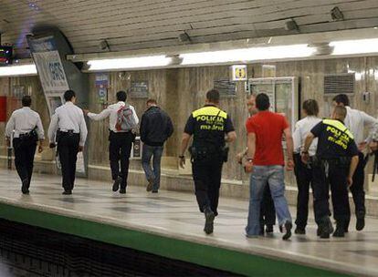 Algunos de los policías que han intervenido en la reducción del agente.