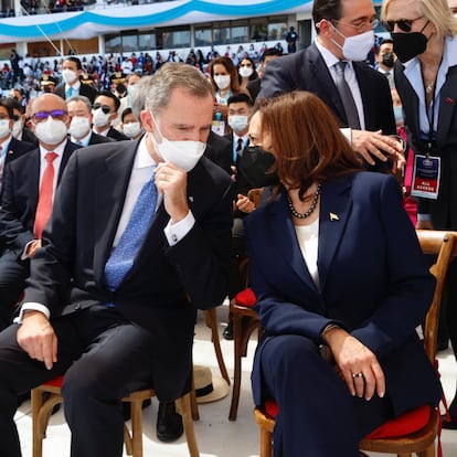 Una experta en comunicación no verbal señala el error de Felipe VI en esta foto con Kamala Harris