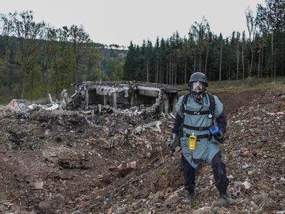 Un inspector analiza los daños provocados por una explosión en el depósito de municiones de Vrbetica, en República Checa, en octubre de 2014.