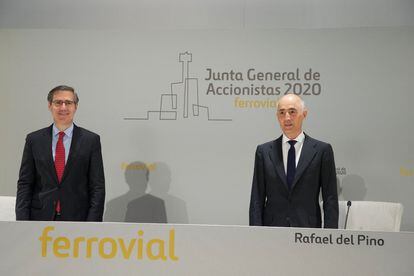 El presidente de Ferrovial, Rafael del Pino (D), y el consejero delegado, Ignacio Madridejos, en la junta de accionistas.