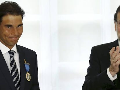 El tenista Rafa Nadal (derecha) recibiendo la medalla de oro al m&eacute;rito al trabajo de manos del presidente del Gobierno, Mariano Rajoy, en 2015.