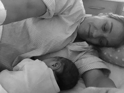 Tania Sánchez y su hijo Ernesto.