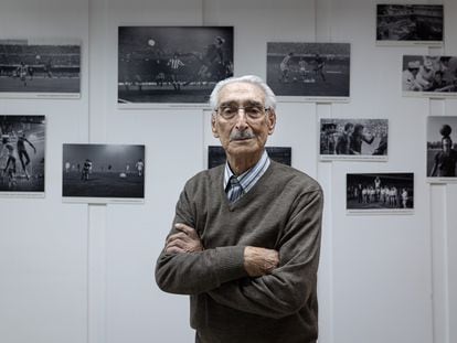 Horacio Seguí, fotógrafo, junto a algunas de sus fotos expuestas en el Col·legi de Periodistes.