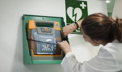 Un desfibrilador instalado en una farmacia de Las Ramblas en Barcelona.