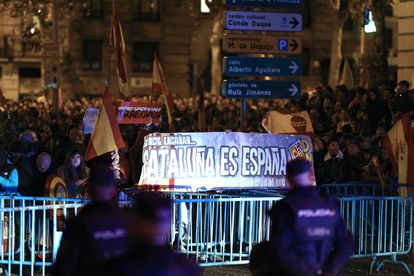 Asistentes a la concentración en contra de la amnistía celebrada este domingo en las inmediaciones de la sede del PSOE en Ferraz, Madrid. EFE/ Rodrigo Jiménez