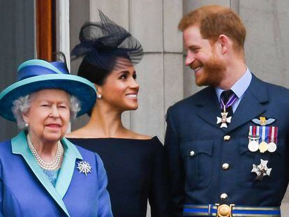 La reina Isabel II, con Meghan Markle y el príncipe Enrique, en julio pasado. 