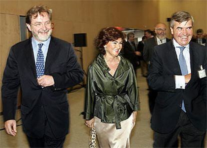 De izquierda a derecha, Juan Luis Cebrián, Carmen Calvo y José María Bergareche, en Barcelona.