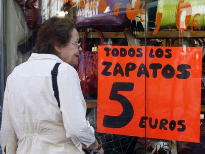 Una mujer mira un escaparate en un comercio de Madrid