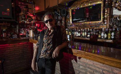Johnny Cifuentes, líder de Burning, posa en su bar Cocodrilo Rock, en Madrid.