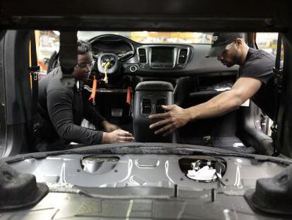 Trabajadores de Chrysler montan un vehículo en la planta de Sterling Heights, Michigan (EE UU)