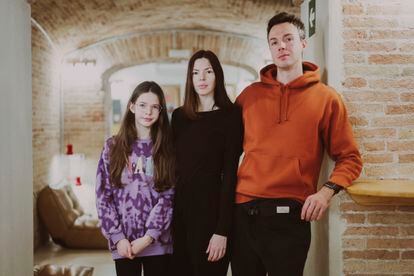 Yasia, con sus padres, Mila y Kirill, fotografiados en el centro de Barcelona.