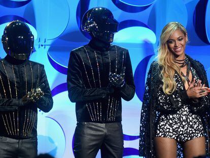 El dúo Daft Punk y Beyoncé en un evento organizado por la plataforma musical Tindal en marzo de 2015 en Nueva York.