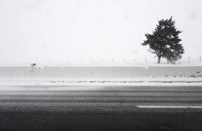 La nieve cubre una autopista, ceca de Candela, en el sur del país.