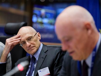El presidente del consejo de supervisión del BCE, Andrea Enria, observa al de la Autoridad Bancaria Europea, José Manuel Campa, durante la comparecencia en el Parlamento Europeo.