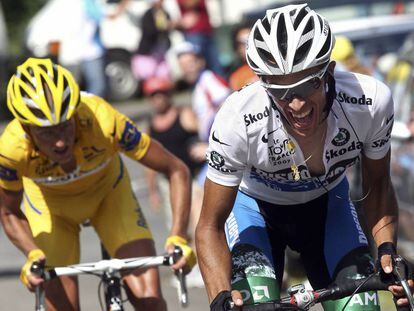 Rasmussen, de amarillo, y Contador, en la etapa de Loudenvielle del Tour de 2007.