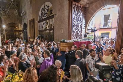 El féretro de la artista María Jiménez llegaba a la iglesia de Santa Ana, en Triana, Sevilla, este viernes.