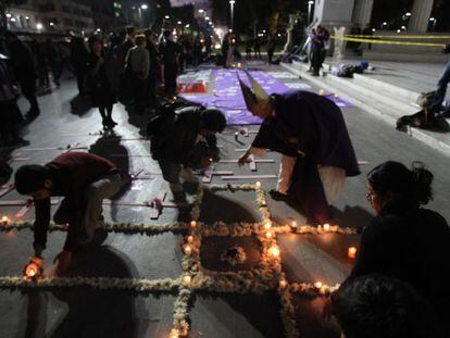 Activistas en Ciudad Ju&aacute;rez encienden velas por las v&iacute;ctimas en la velada &quot;Luces por una Vida Libre de Violencia&quot;.