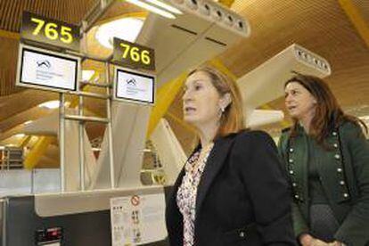 Fotografía facilitada por el ministerio de Fomento de su ministra Ana Pastor (i), acompañada por la directora del Aeropuerto, Elena Mayoral, durante su visita a Barajas para inaugurar el nombramiento del aeropuerto que desde hoy pasará a denominarse "Adolfo Suárez Madrid-Barajas".