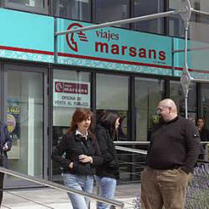 Trabajadores de Marsans a las puertas de la sede del grupo en Madrid.