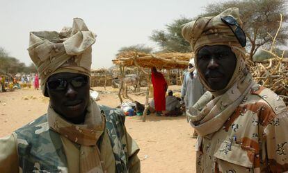 Darfur, Sudán 2006. Soldados del ejército de liberación de Sudán. Además del impresionante 'look' de estos soldados, me llamaron la atención sus inmaculados uniformes, teniendo en cuenta las circunstancias. Me hubiera gustado preguntar sobre la procedencia de las prendas, pero preferí abstenerme…